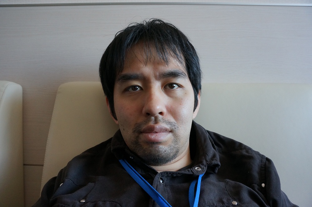 双子の子供たちが生まれた日の写真、何か神妙な顔をしている？